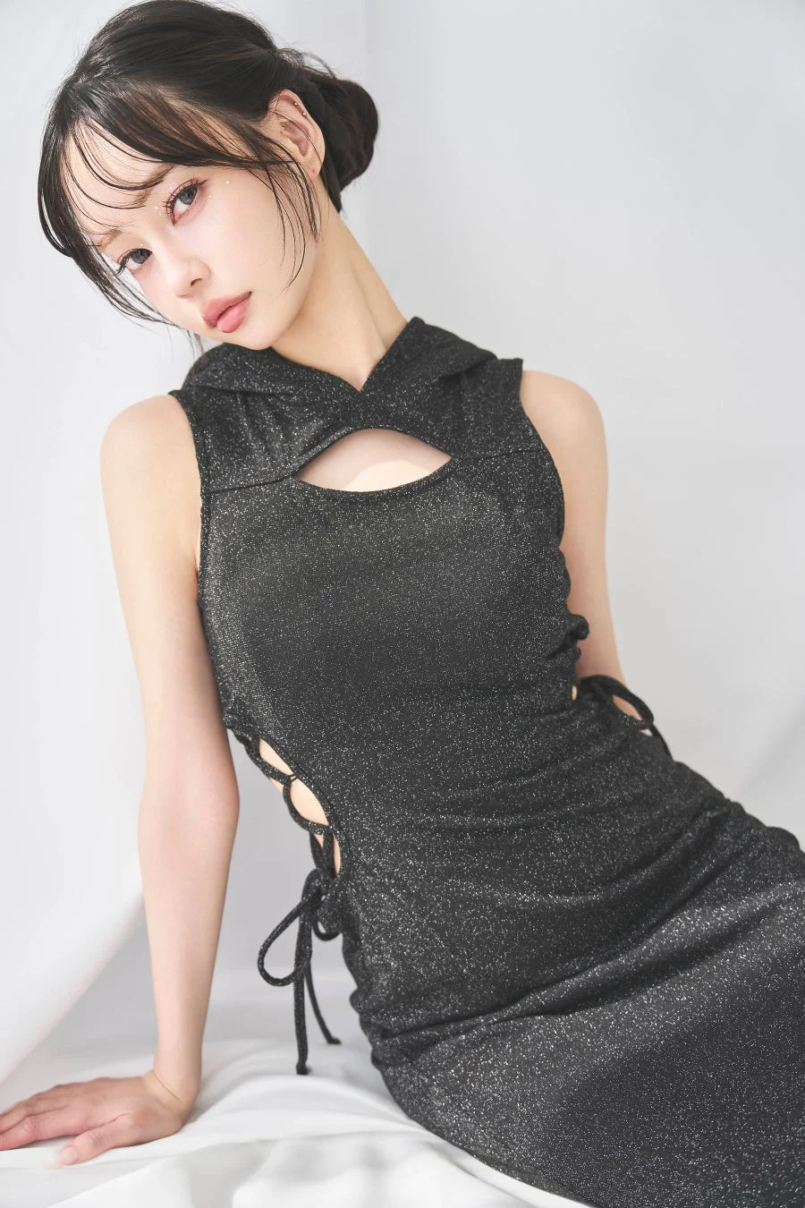 黒いキラキラした素材のドレスを着用した中村里砂さん