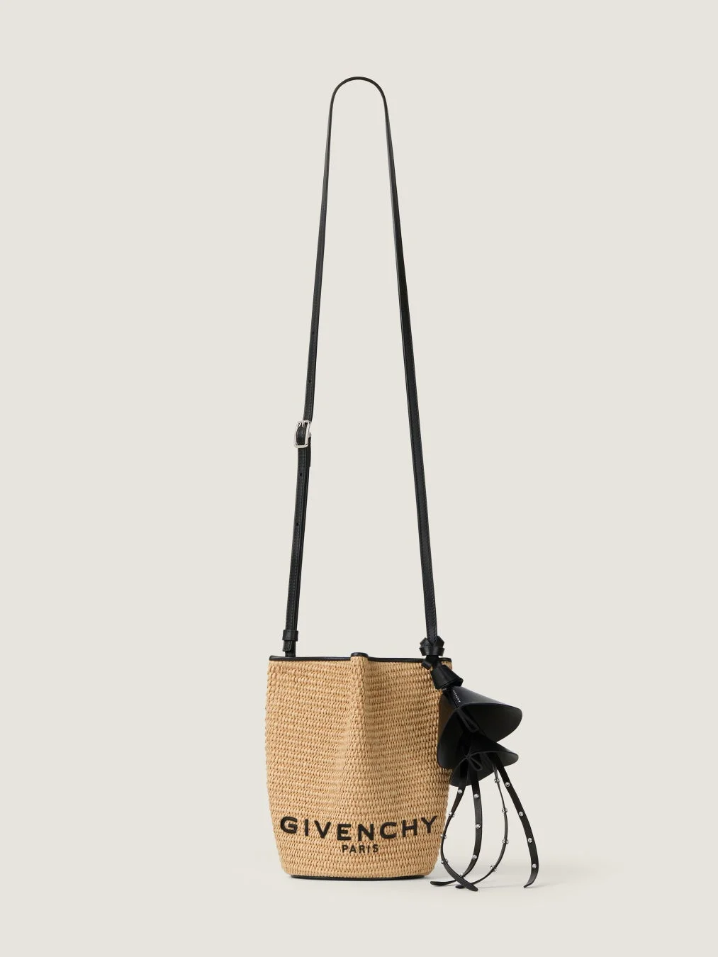 GIVENCHYのロゴが入ったストロー製バケットショルダーバッグ