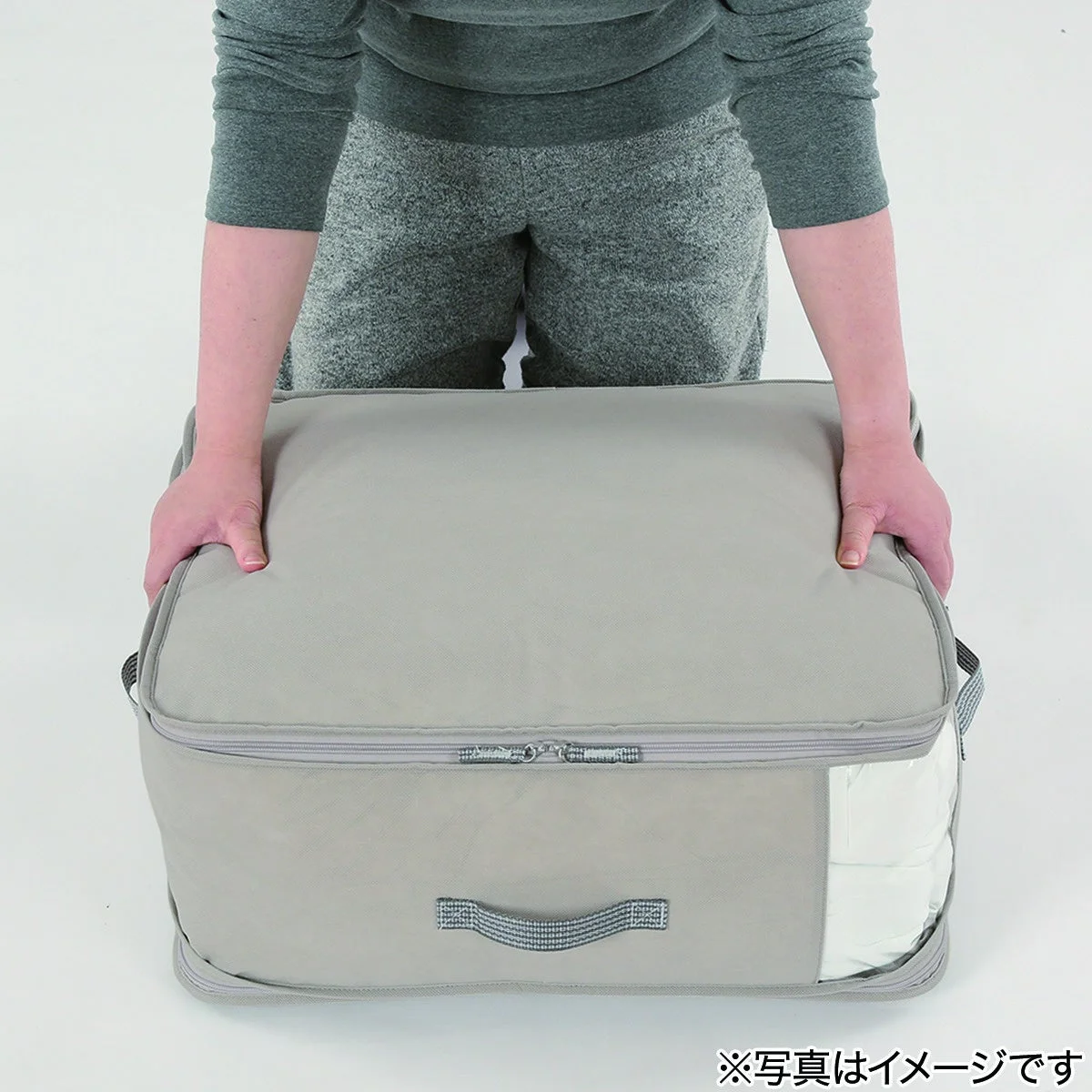 収納物を押し込む様子