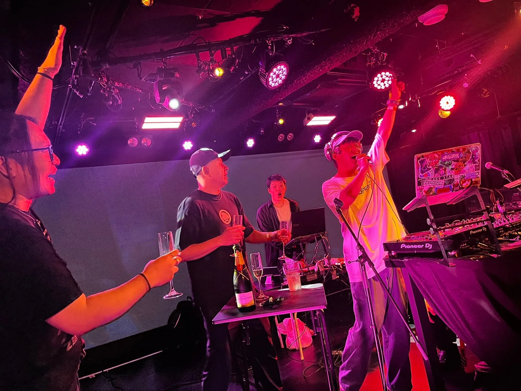 DJイベントで盛り上がる人々