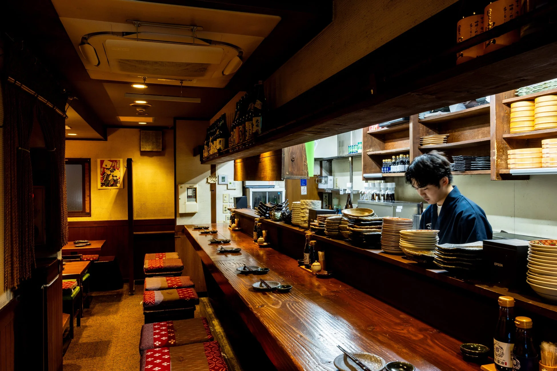 カウンター席を含む店内