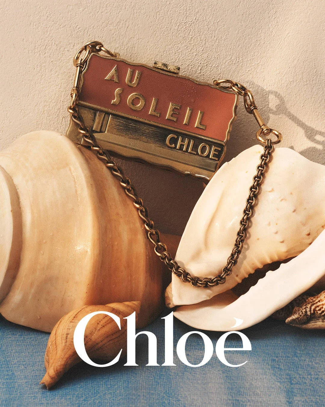 AU SOLEIL CHLOEと書かれたクラッチバッグと貝殻