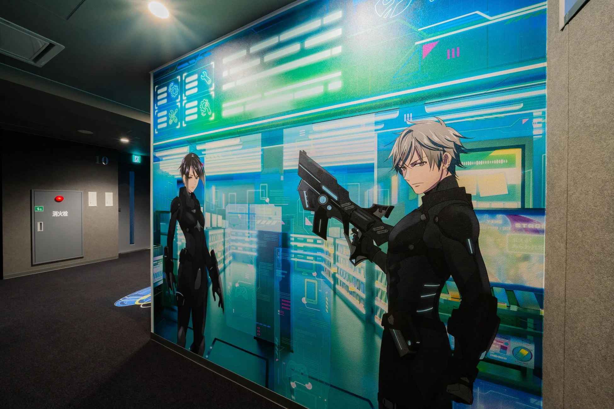SF風の衣装を着た男女のキャラクターが描かれたアニメ展示