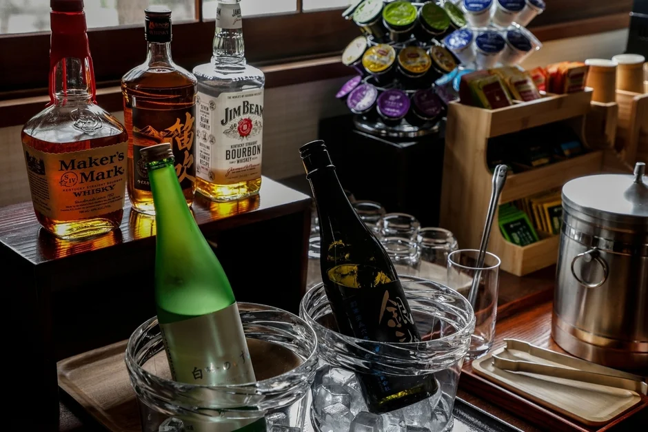 ウイスキーや日本酒が用意されたドリンクコーナー