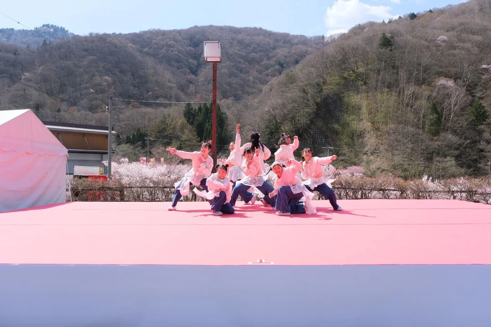 ピンクの衣装で踊るダンサーたち