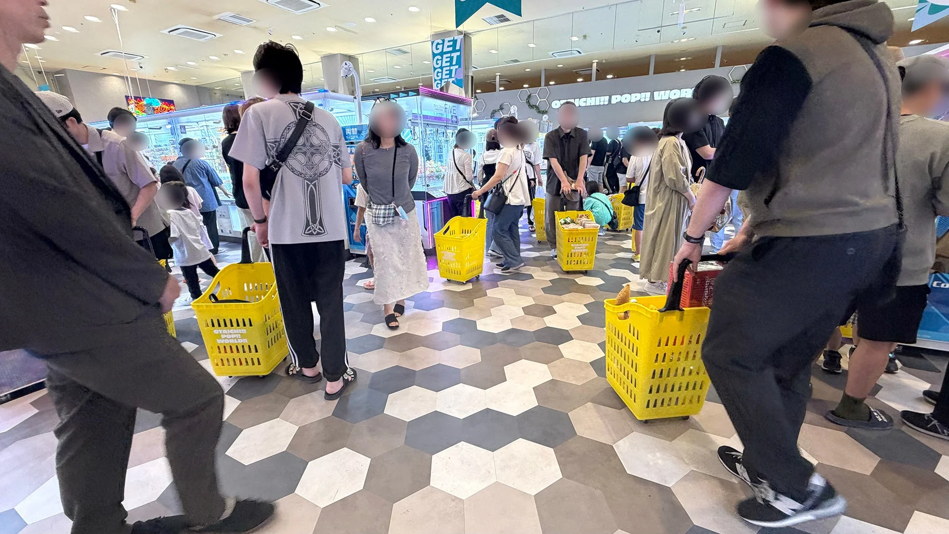 店内でイエローカートを利用する人々