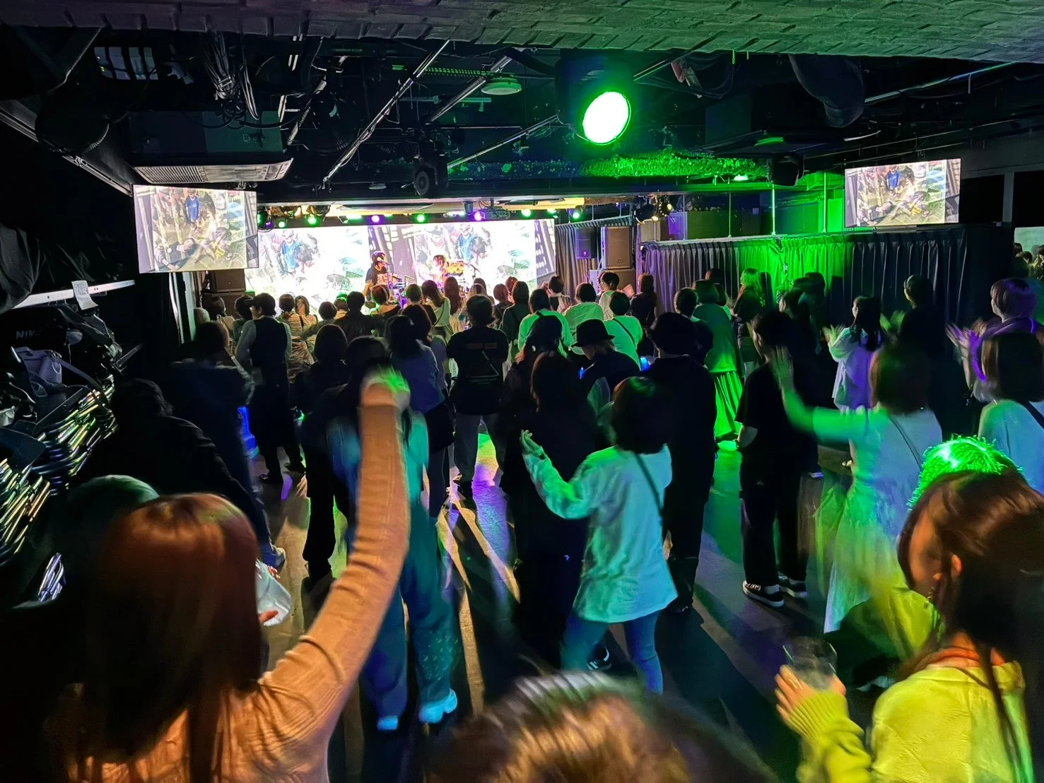 ライブハウスで演奏するバンド