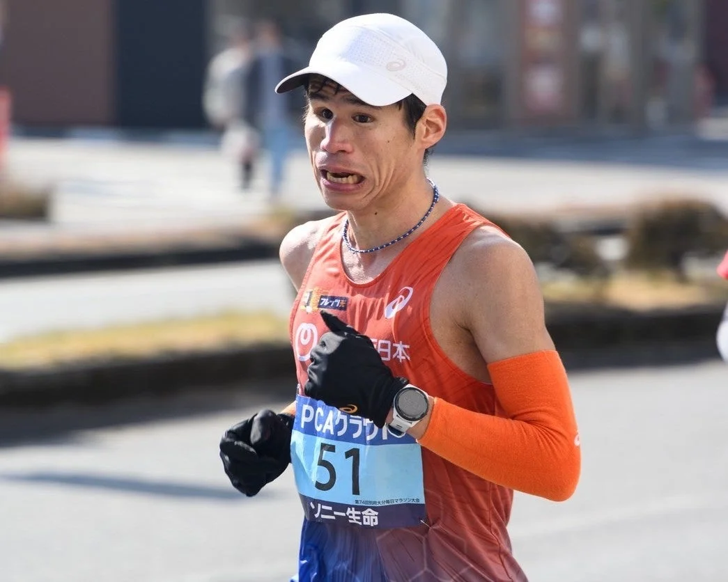 マラソンレース中に全力を尽くして走る堀越信司選手
