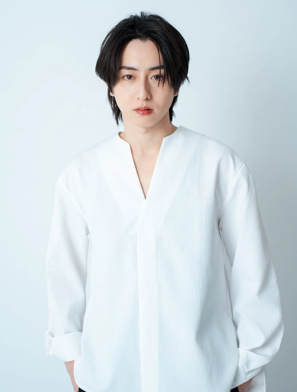 白いVネックシャツの中原拓哉氏のポートレート