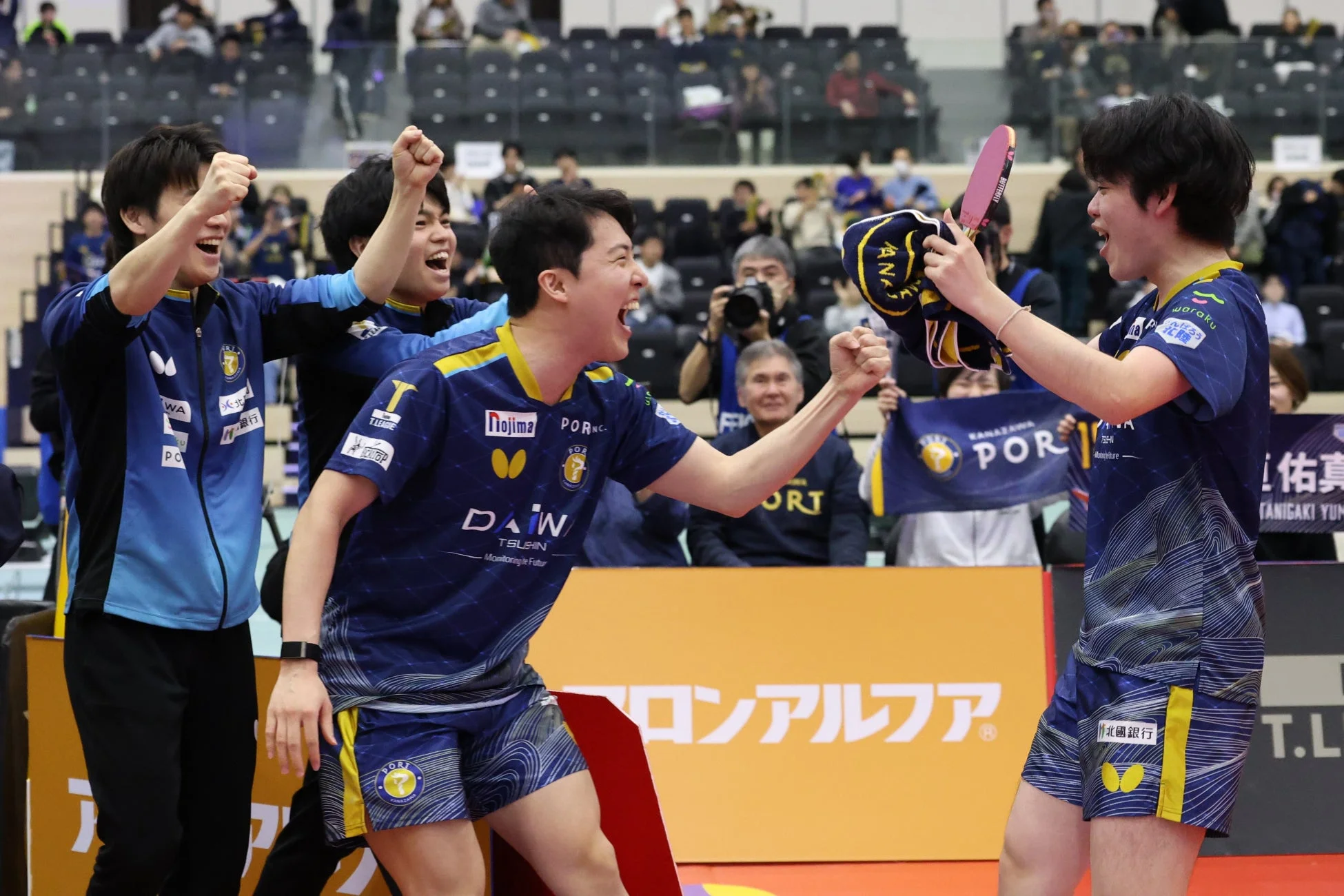 勝利を喜び合う選手たち