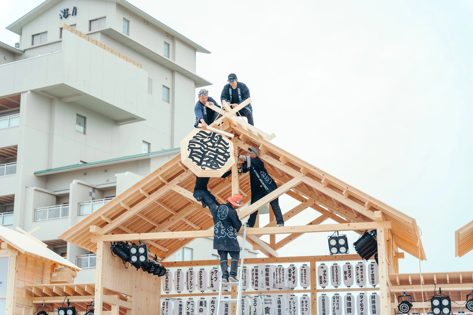 ZERO ACTION ARCHITECTによる木工オブジェの設営風景