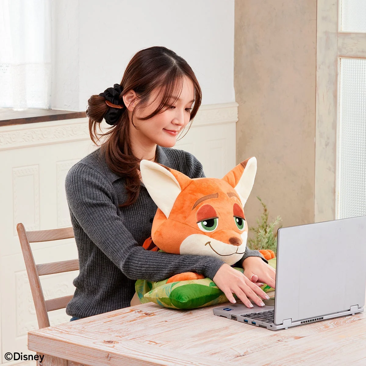 PCクッション ニックで作業する女性