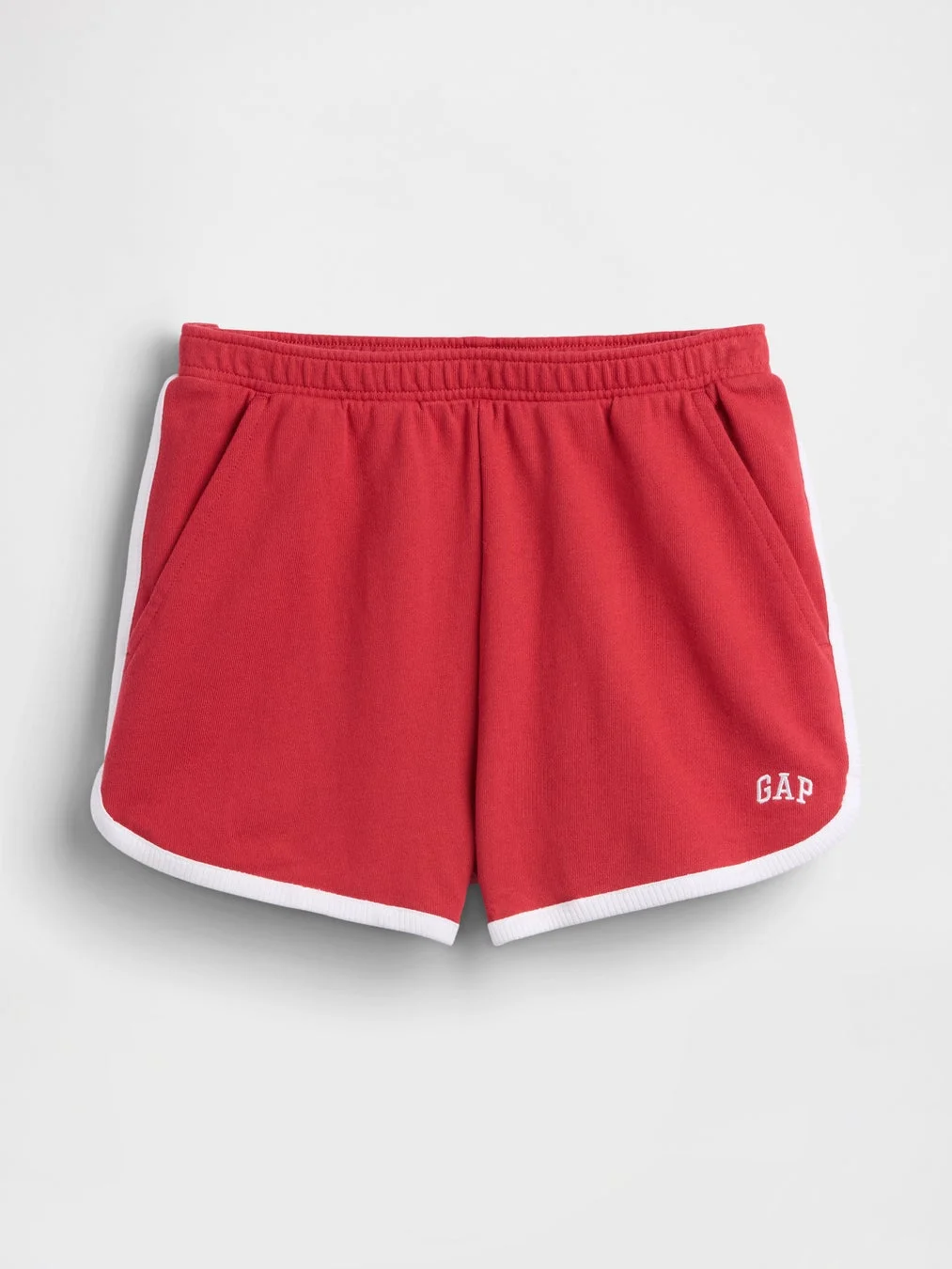白い縁取りが特徴的な赤色のショートパンツ