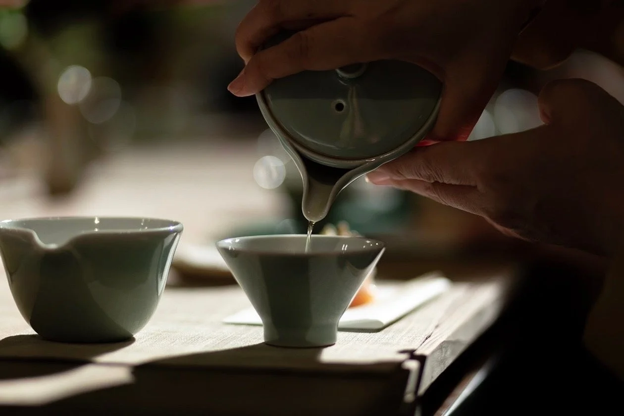 お茶を注ぐ様子
