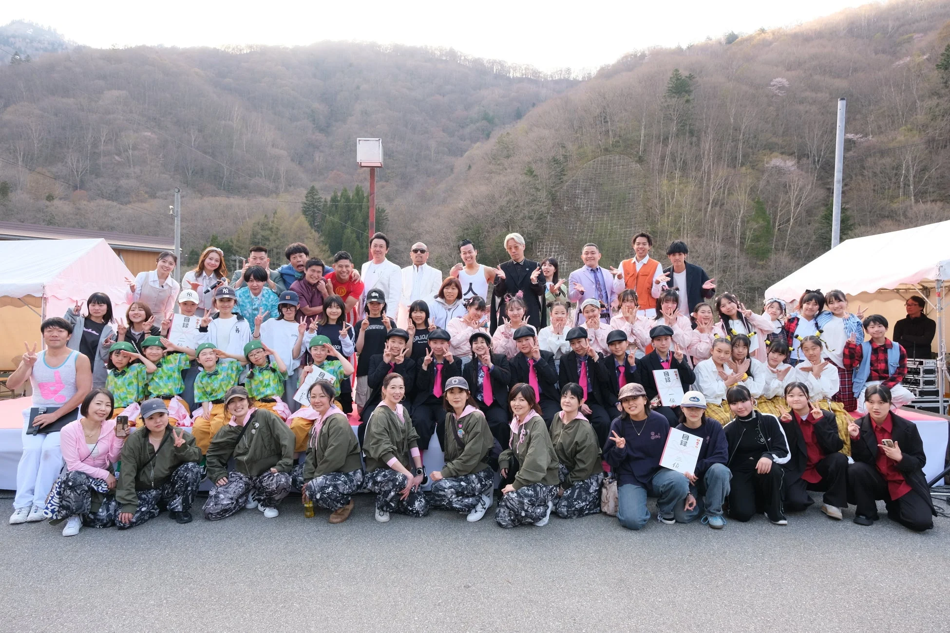 ダンスコンテスト参加者との集合写真