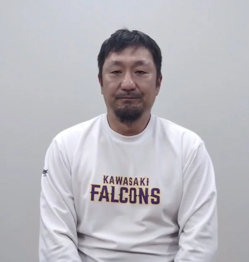 人物,男性,スポーツ,チーム,ロゴ,白シャツ,ひげ