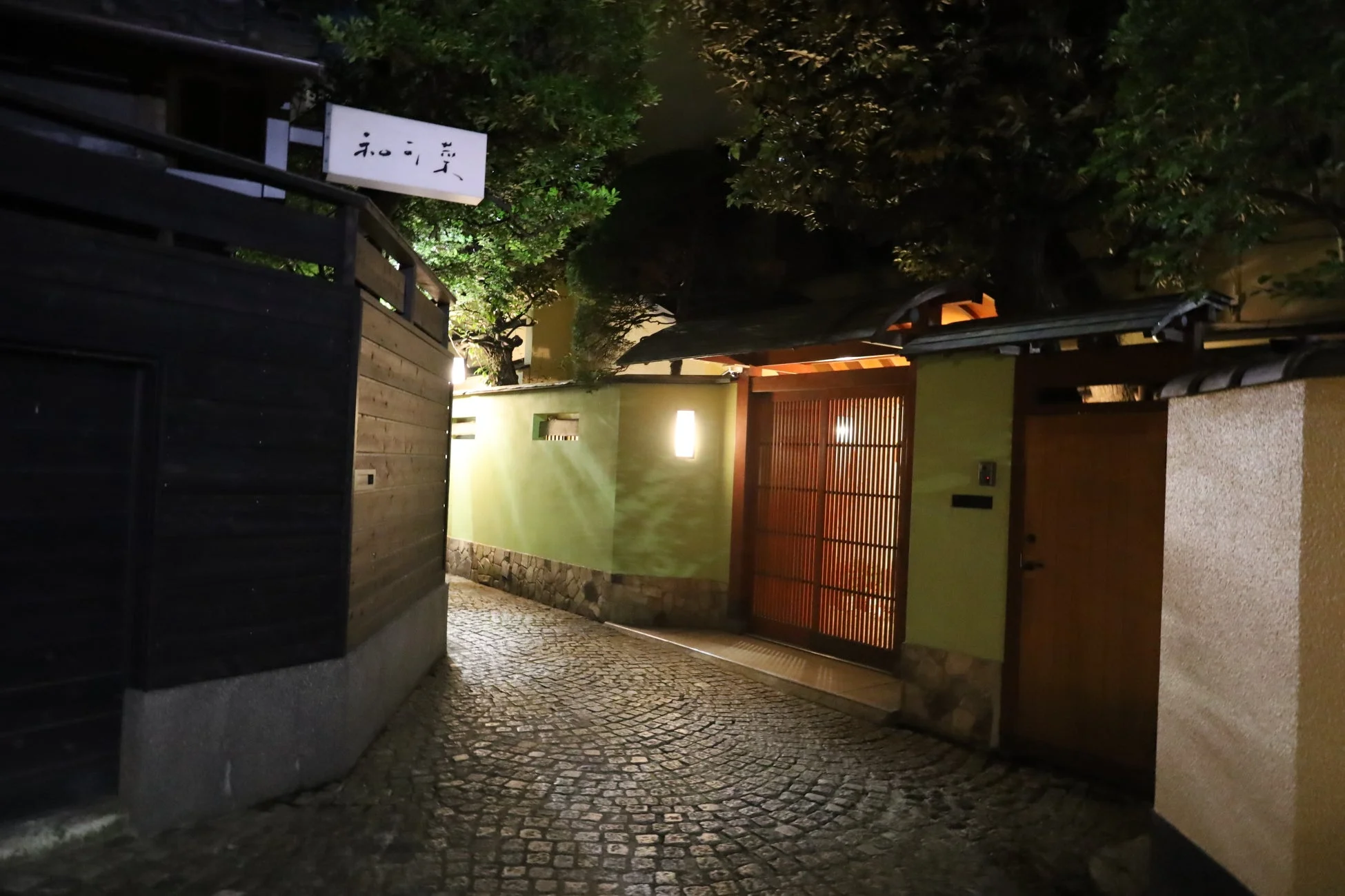 夜の石畳の路地