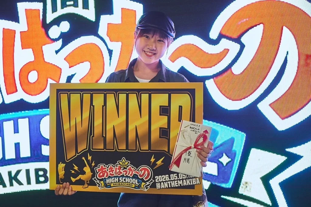 ダンスバトル優勝者が表彰されている様子