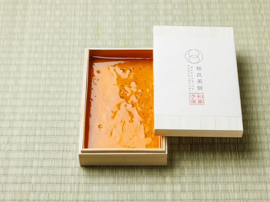 琥珀色のわらび餅がたっぷり入った木箱