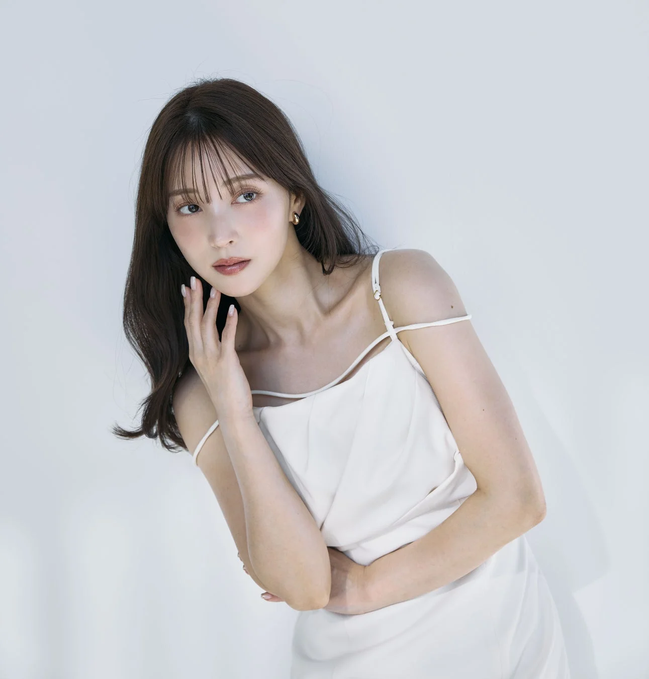 白いキャミソールを着た麻亜里さんのポートレート
