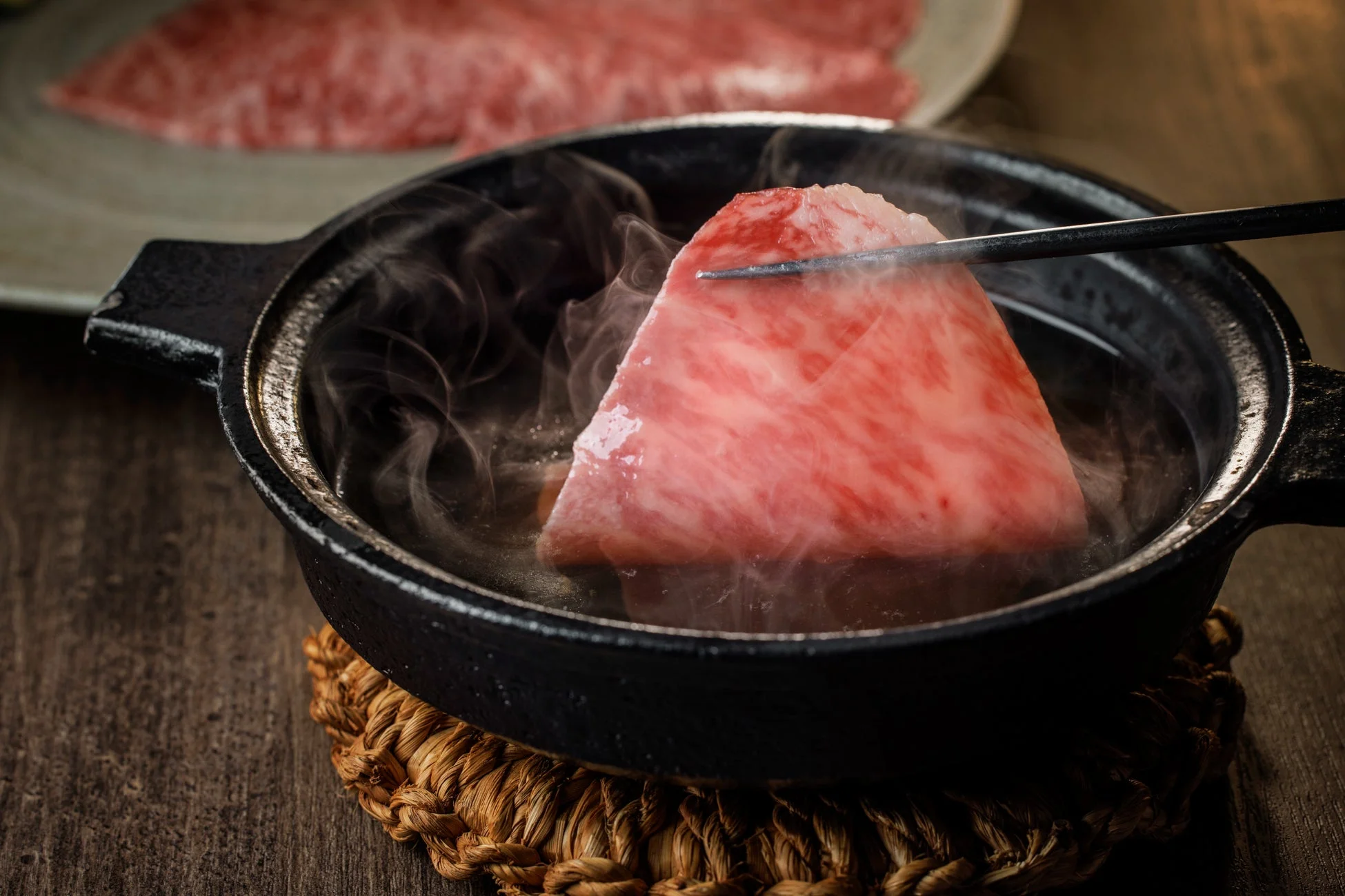 湯気の立つ鍋で和牛肉を調理