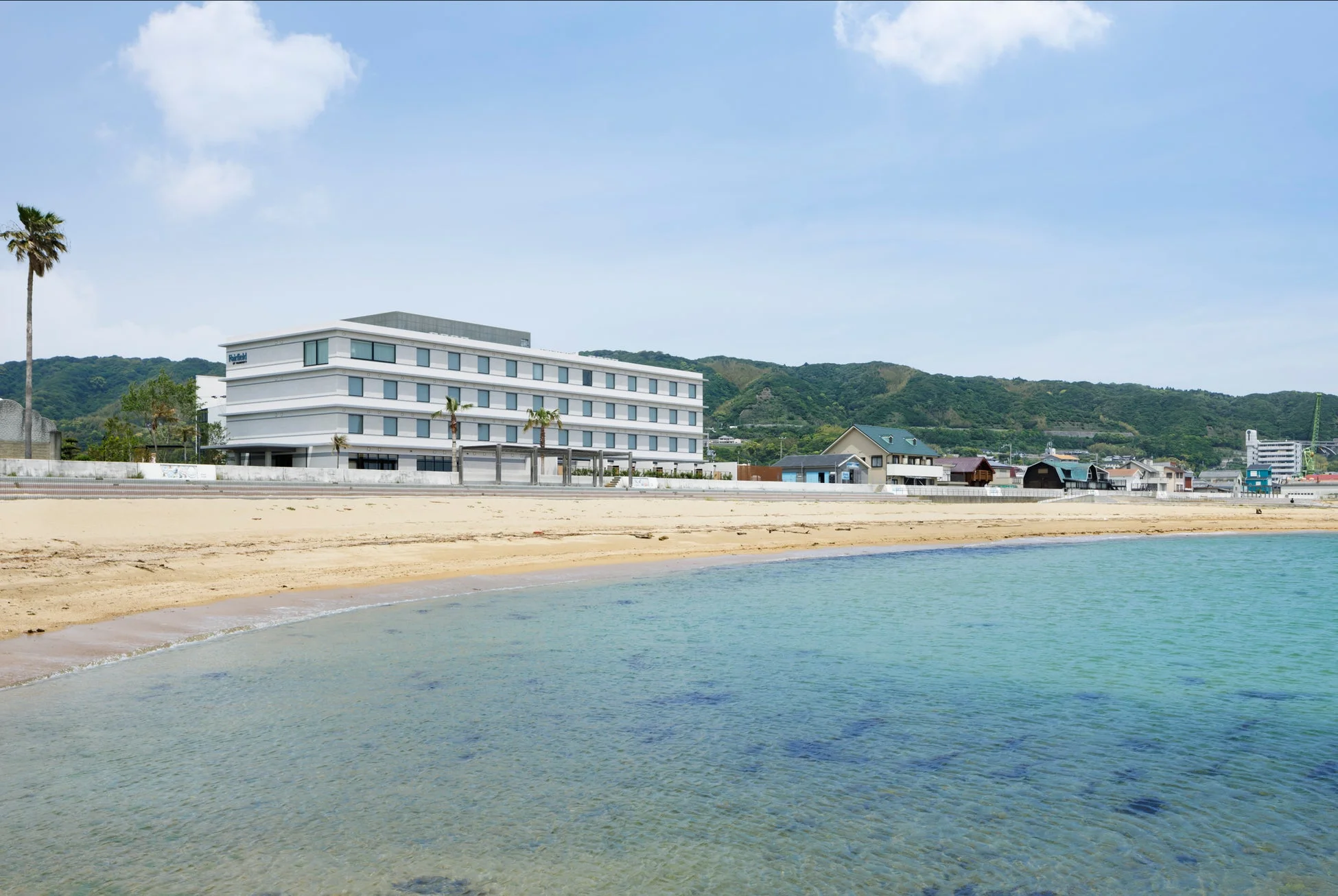 青い海と砂浜が広がる海岸沿いに建つフェアフィールド・バイ・マリオットの風景