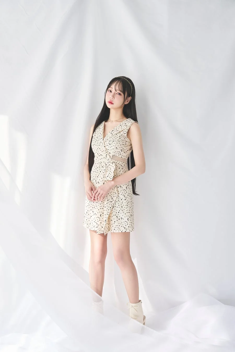 水玉模様のロンパースを着用した中村里砂さん