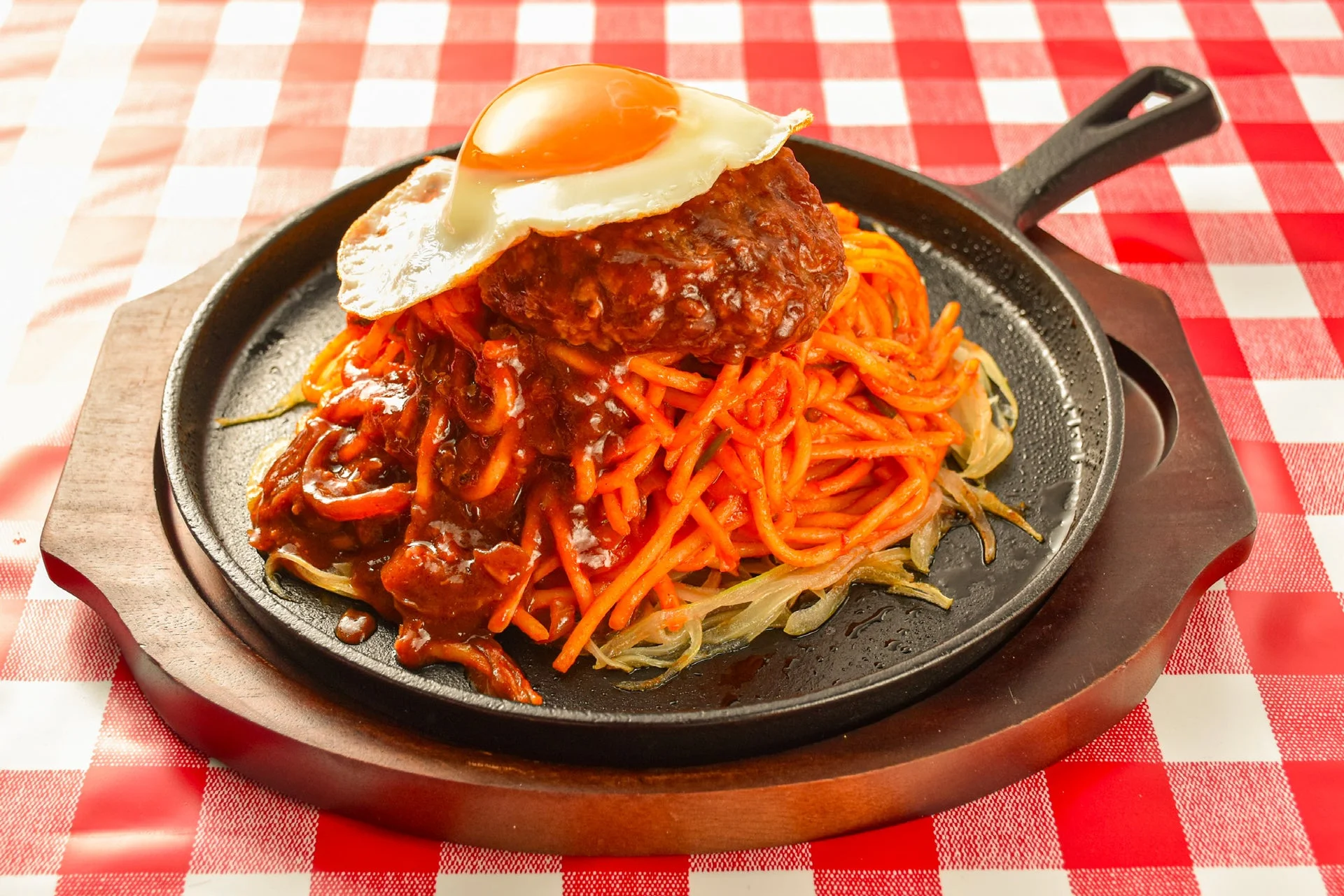 ハンバーグ、目玉焼き、ナポリタンの鉄板プレート