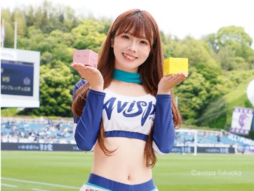 チアリーダーが商品を持つ画像