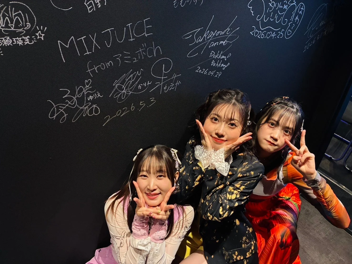 イベント会場で笑顔を見せる3人の女性