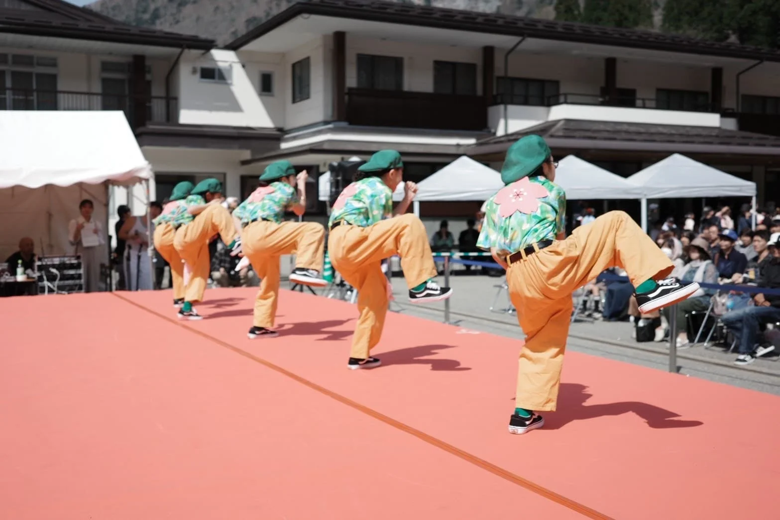 迫力あるダンスパフォーマンス