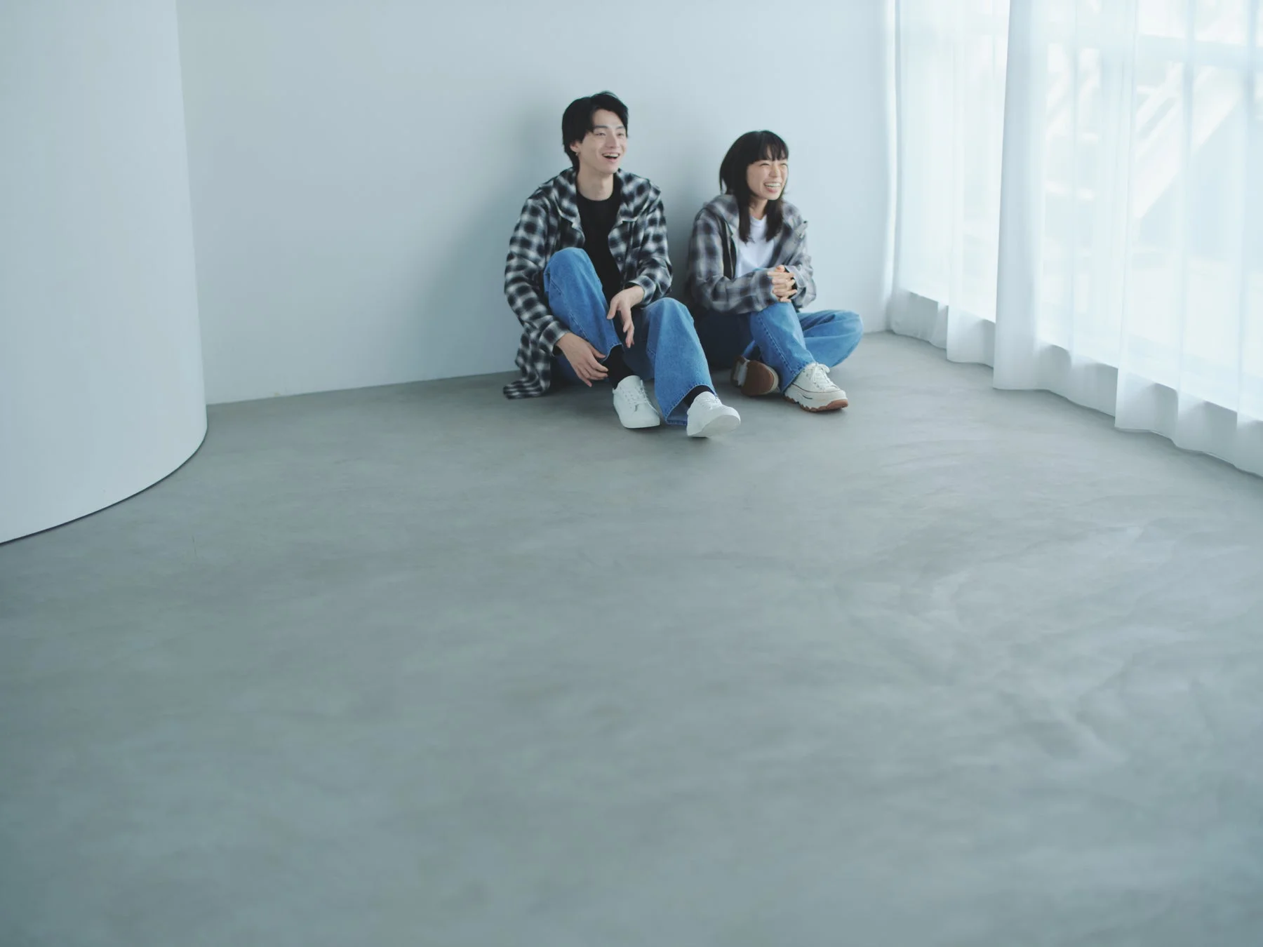 楽しそうに笑う男女