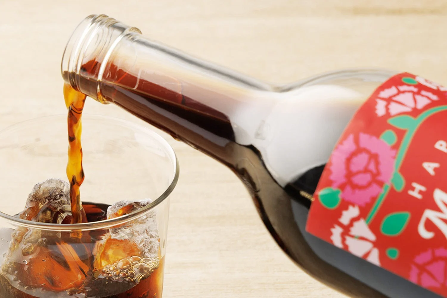 アイスコーヒーをグラスに注ぐ様子