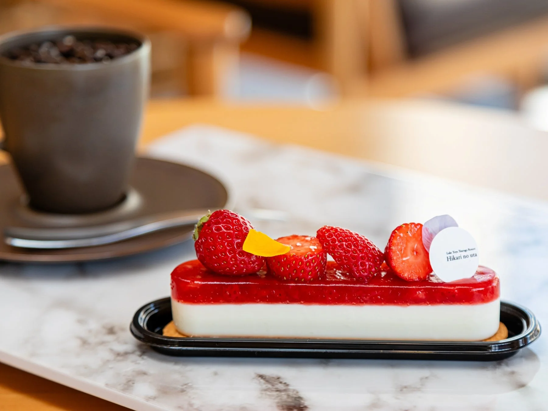 いちごのデザートとコーヒー