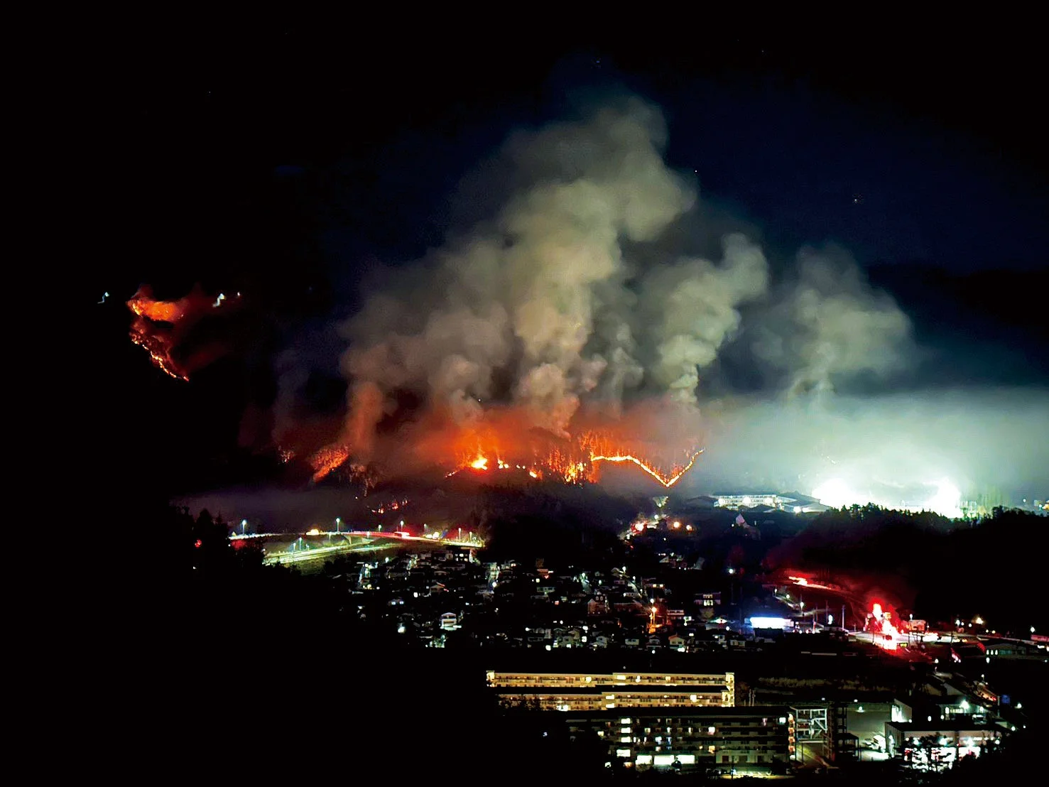 夜間の山火事