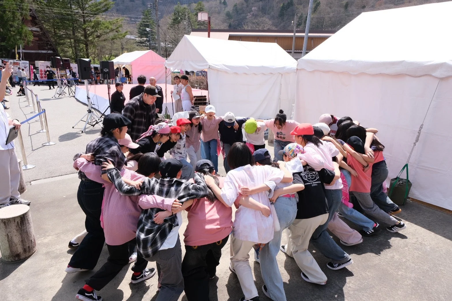ダンスイベントで盛り上がる若者たち