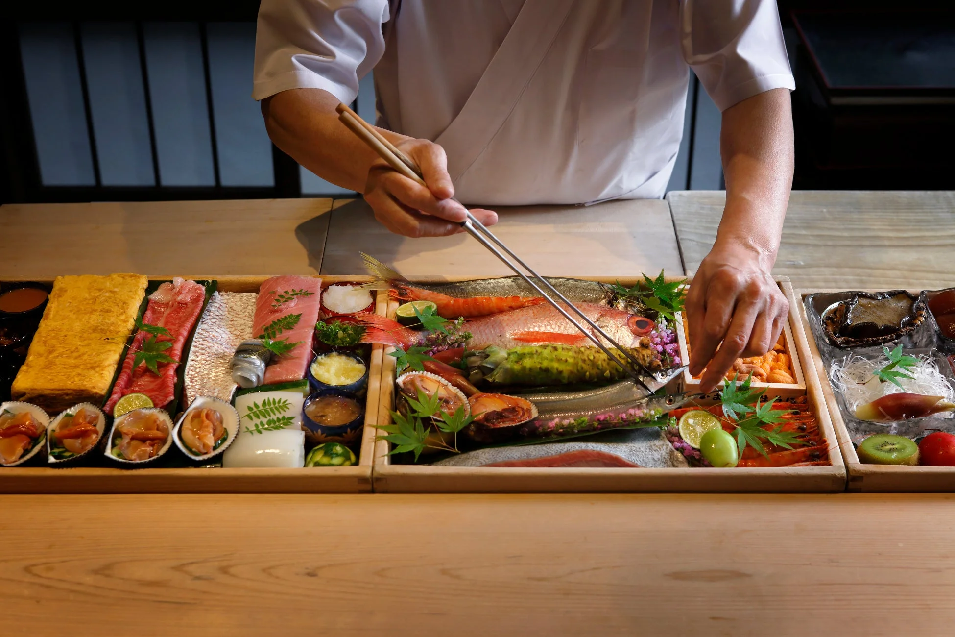 料理人が準備する懐石料理