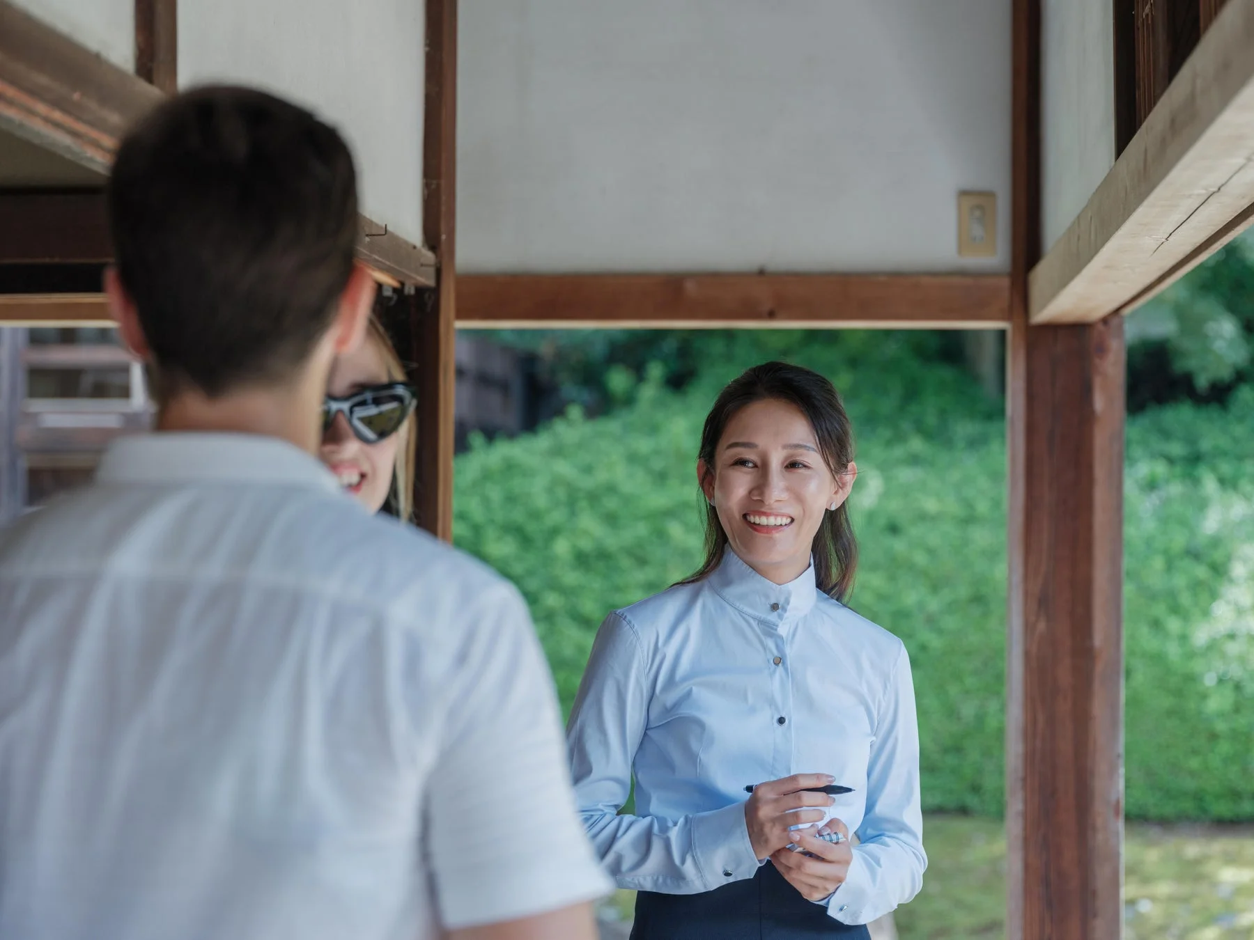 和風の建物で会話する人々