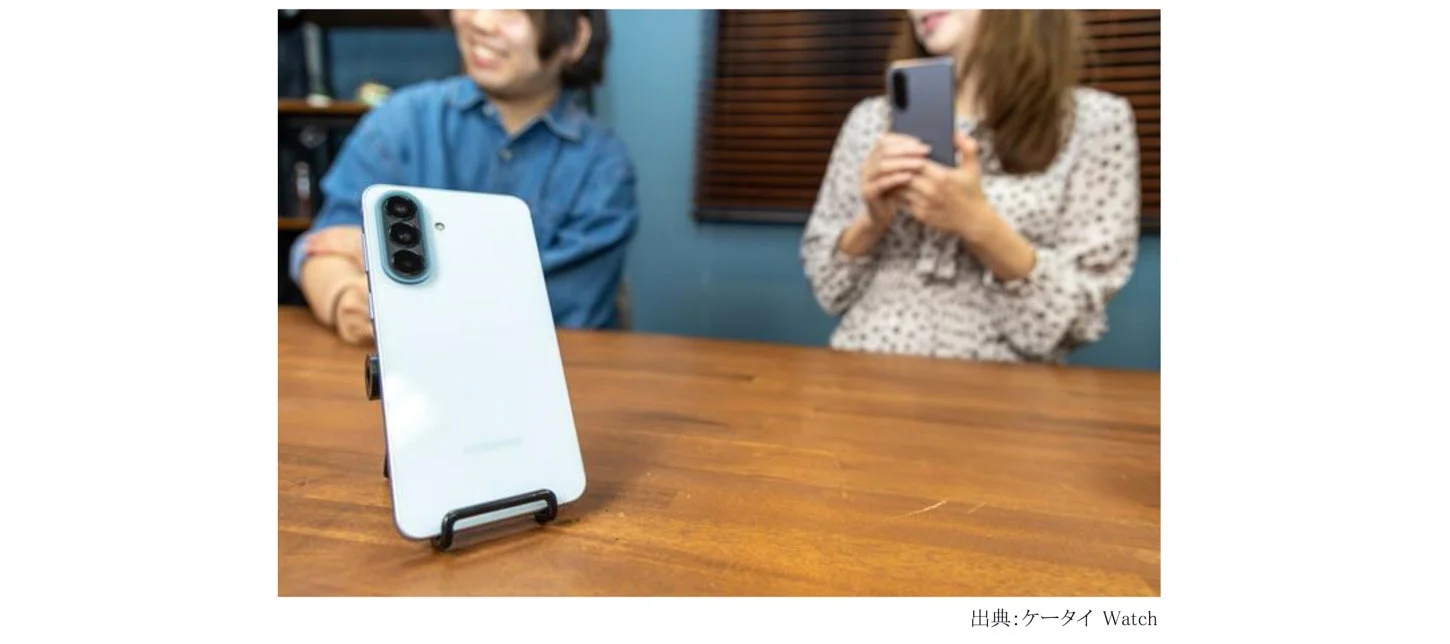 テーブルに置かれたスマートフォンと議論する参加者