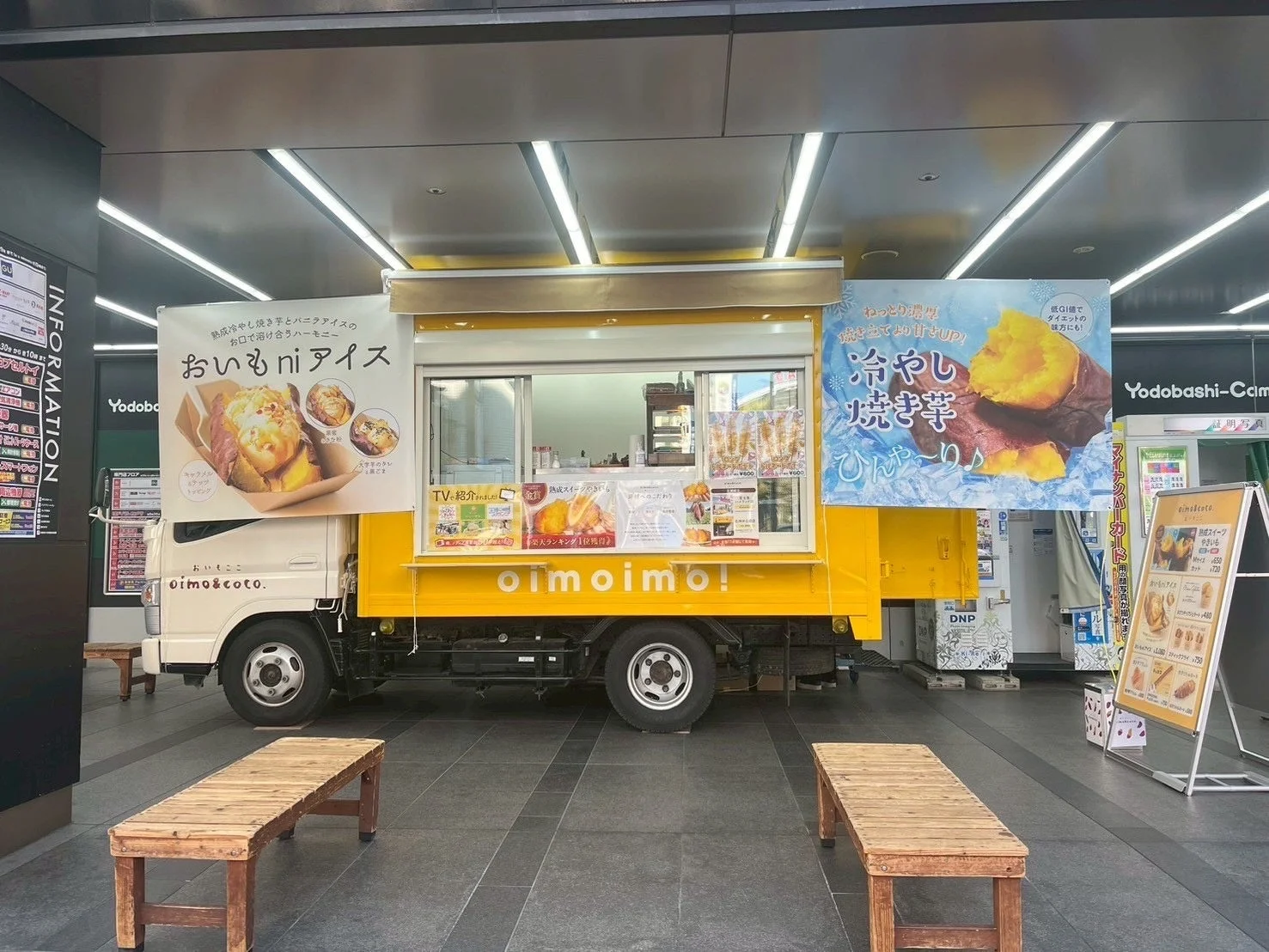 Yodobashi-Camera前に停まる黄色のフードトラック「oimoimo!」
