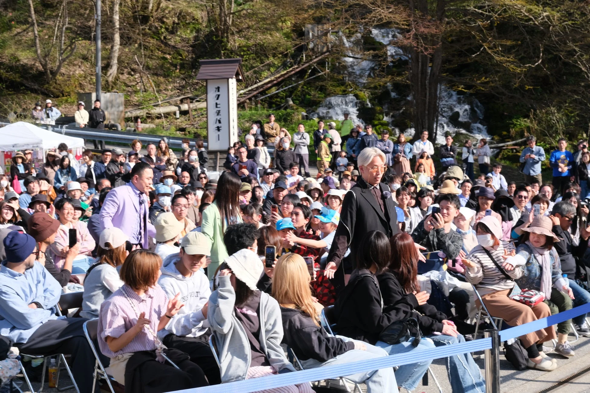 観客で賑わうお笑いライブ会場
