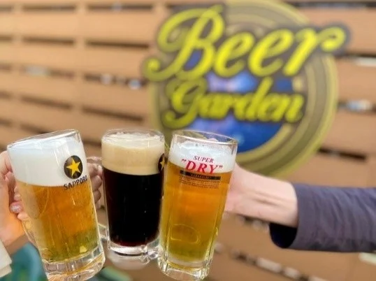 ビアガーデンで乾杯する様子