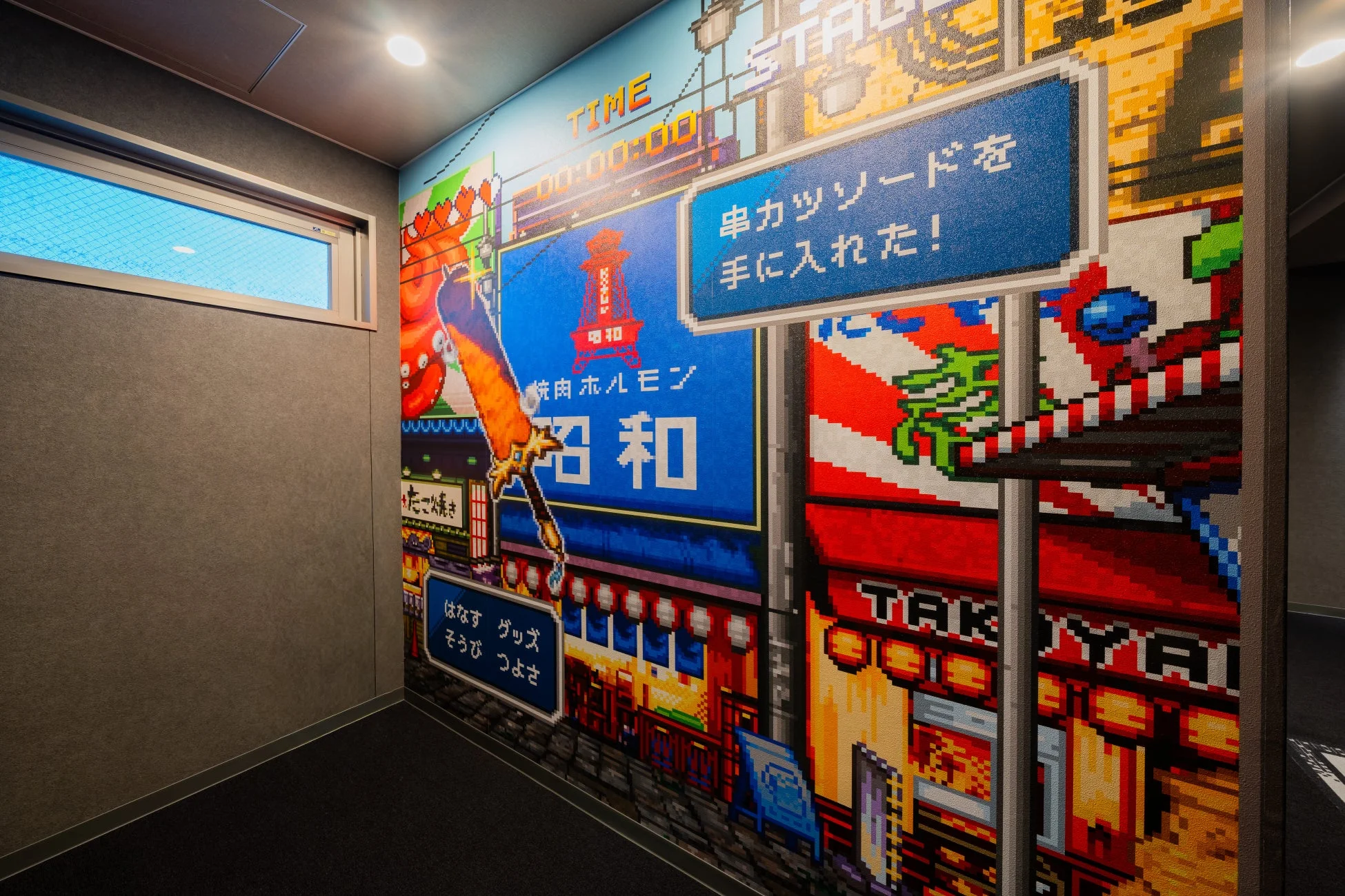 レトロなピクセルアートで描かれた日本の街並みが印象的な壁画