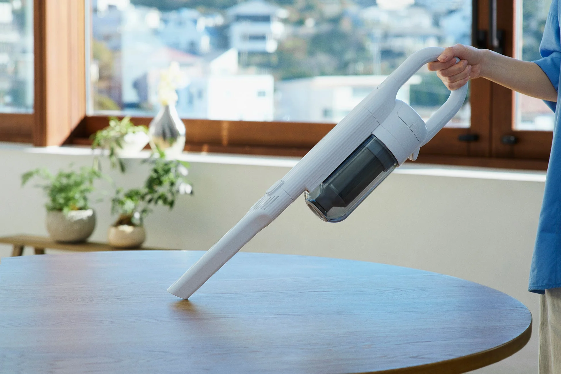 ハンディモードでテーブルを掃除する様子