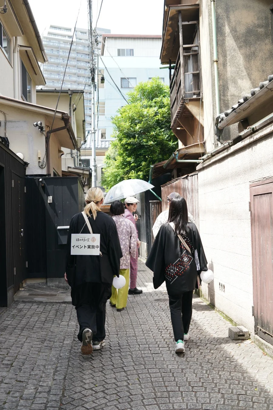 街歩きイマーシブシアター『記憶の質屋 ほの灯り堂』の様子
