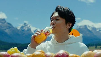 サントリー天然水 きりっと果実を飲む香取慎吾さん
