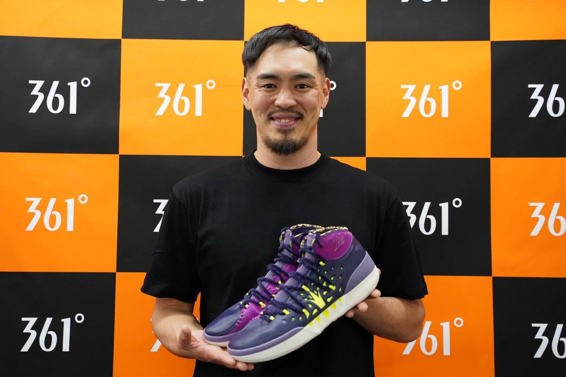 永吉佑也選手が361°のシューズを持つ