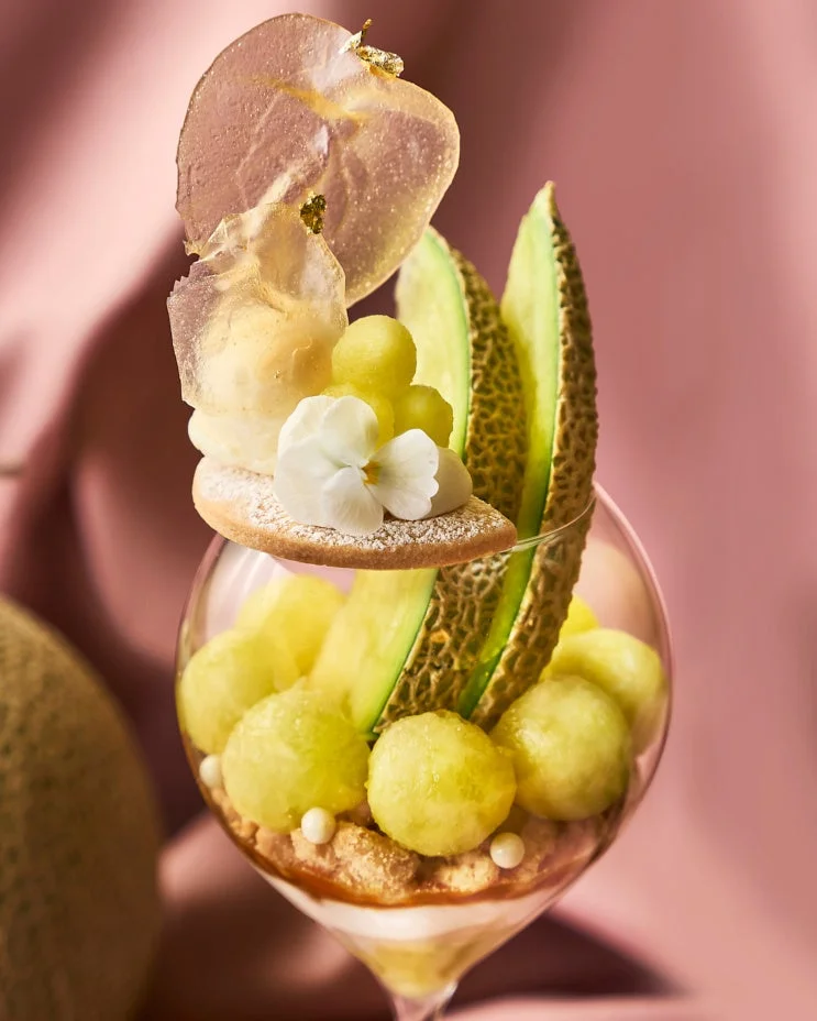 メロンパフェ,デザート,スイーツ,フルーツ,豪華,美しい,夏,洋菓子,金箔,花飾り,ピンク
