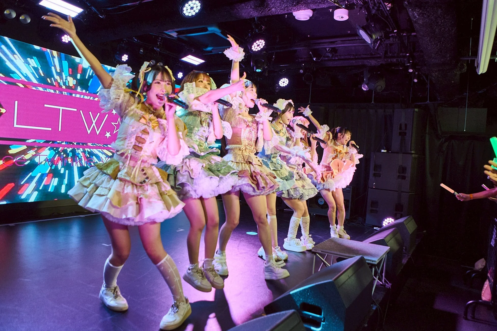 ステージでパフォーマンスするアイドルグループ