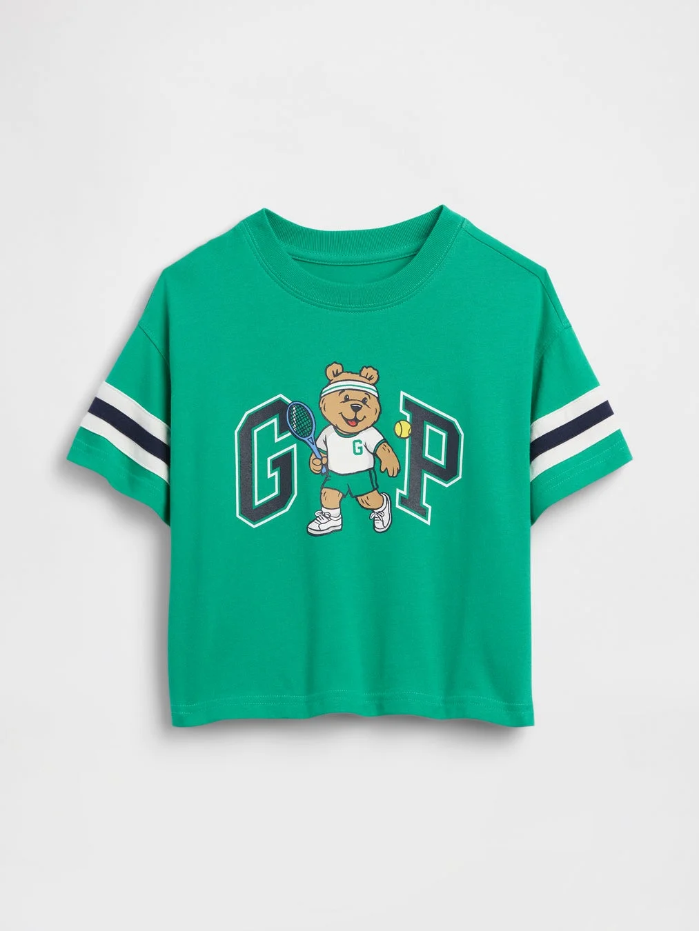 緑色の半袖Tシャツで、テニスをするクマのキャラクターと「GAP」のロゴ